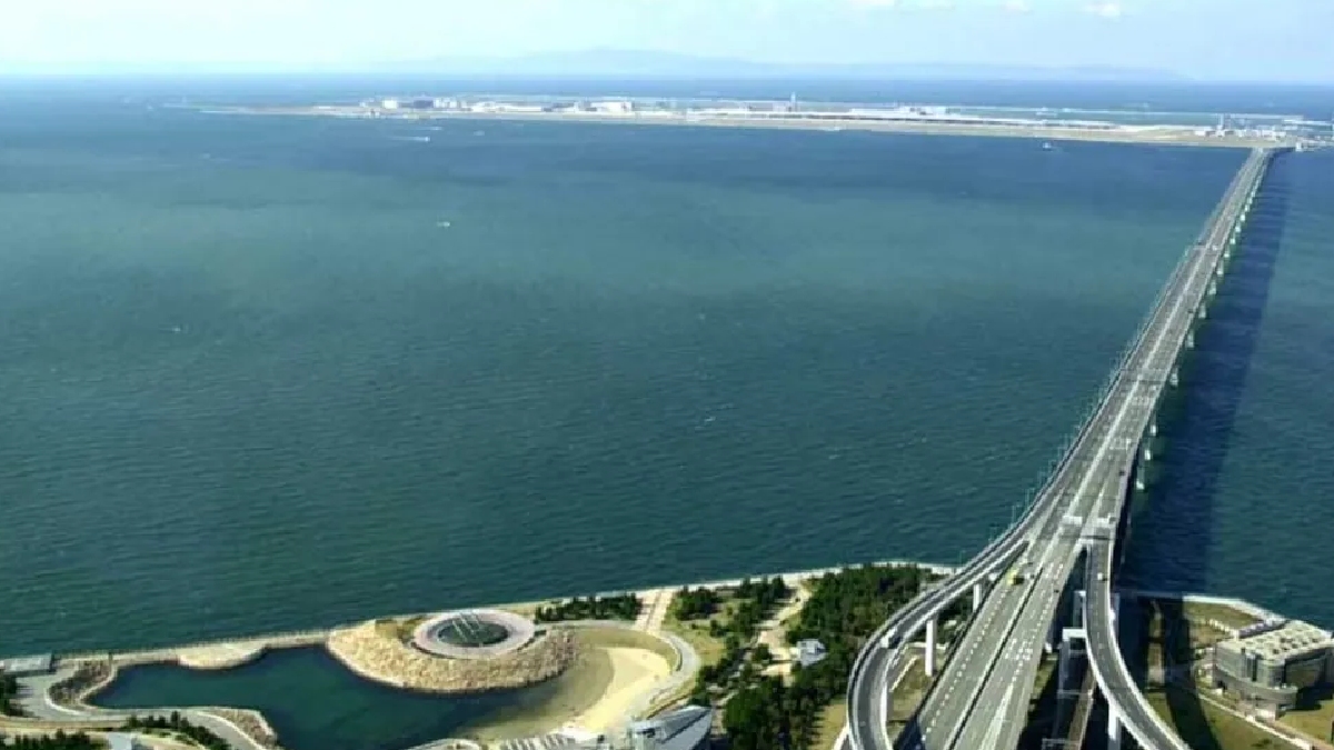 Aeroporto de Kansai, no Japão, inaugurado em 1994 com um investimento colossal de R$ 94 bilhões, está afundando lentamente e pode desaparecer em menos de 30 anos.