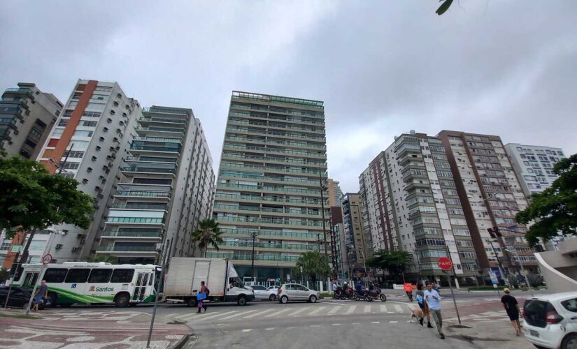 A proposta em discussão envolve o BNDES abrindo linha de crédito para moradores, com a Prefeitura de Santos como garantidora do empréstimo. Cada apartamento teria que desembolsar mais de R$ 200 mil em alguns prédios. Foto: Nair Bueno/DL