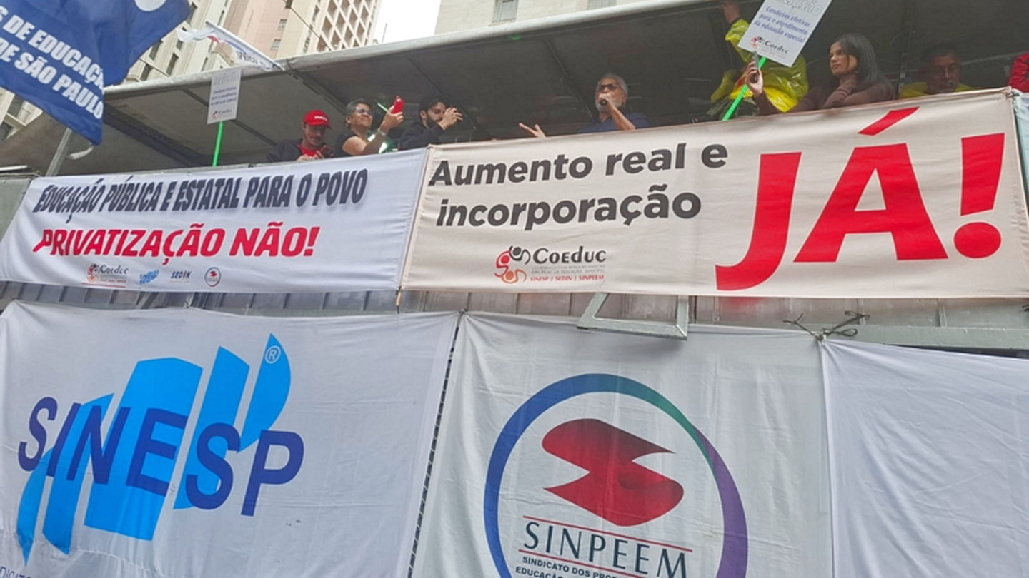 Ato em frente à Prefeitura de SP nesta sexta/Graça Donegati/Sinpeem