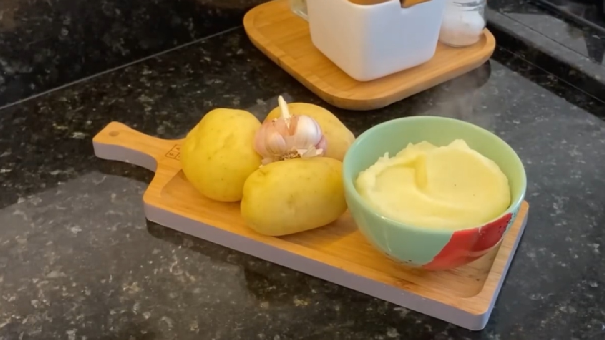 O segredo não está na quantidade de gordura, mas em como você trabalha um ingrediente básico: o alho. Mas esqueça o alho cru ou frito; a resposta está na técnica do alho confitado - (Reprodução/YouTube GNT)