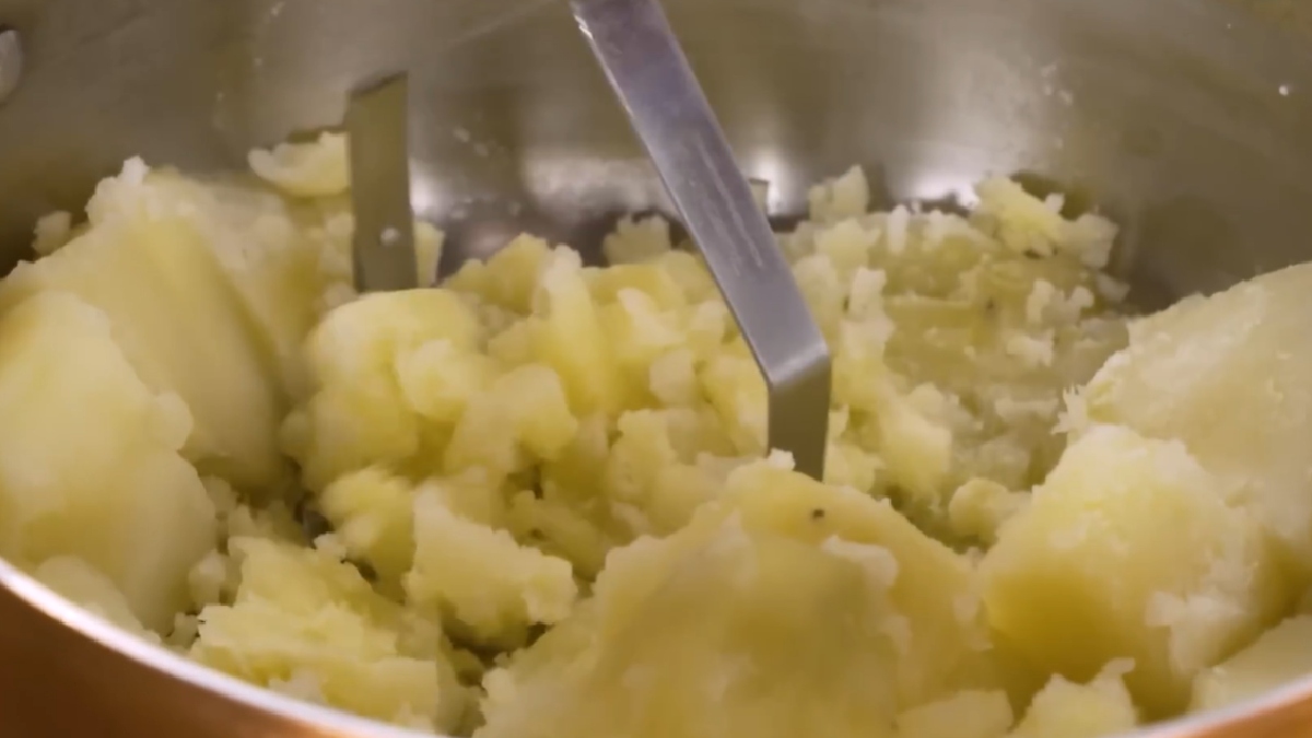 Existe uma linha tênue entre um purê comum e aquela textura sedosa, quase aveludada, que encontramos na alta gastronomia - (Reprodução/YouTube GNT)
