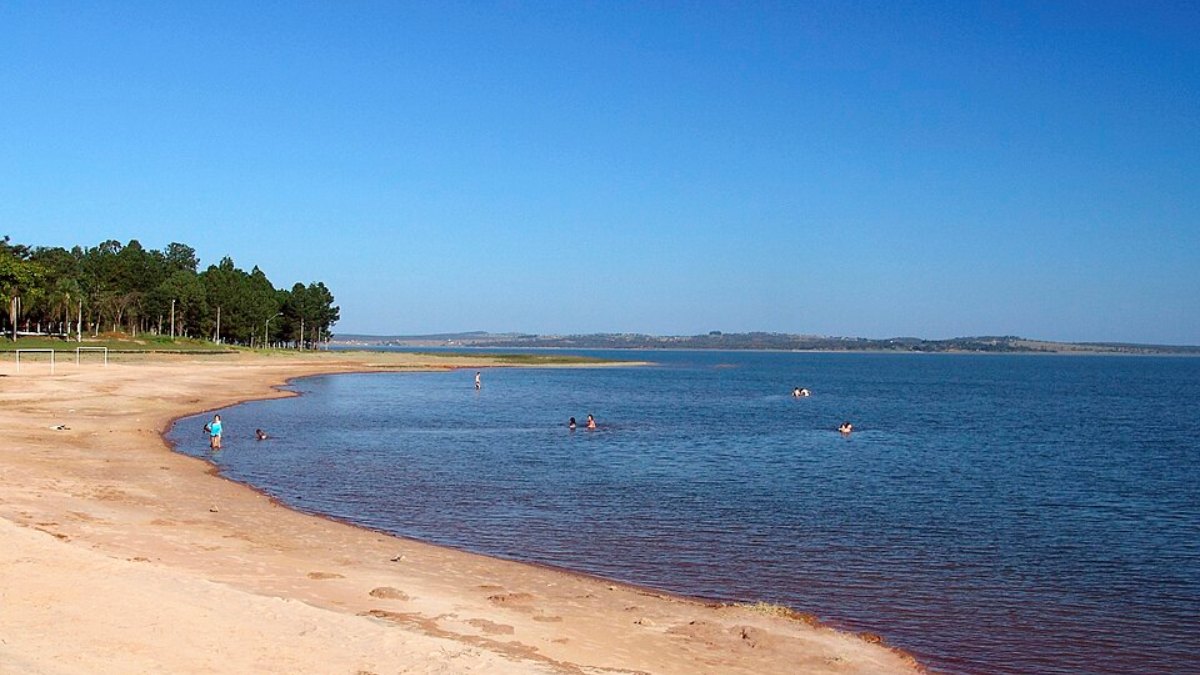 A Represa de Jurumirim, no interior de São Paulo, virou um dos principais destinos para quem busca praias de água doce, esportes náuticos e descanso longe do litoral (Foto: José Reynaldo da Fonseca/Wikimedia Commons)