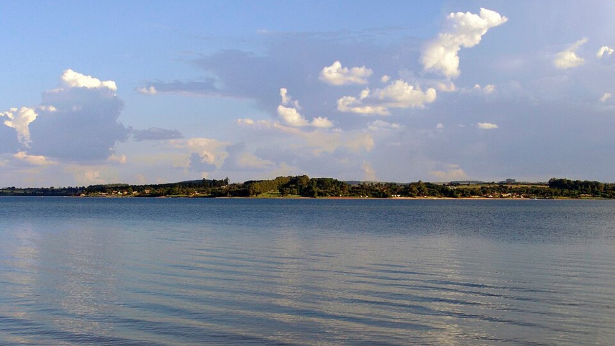 Jet ski, wakeboard, windsurf, vela, caiaque e passeios de lancha são comuns nas áreas com marinas e clubes às margens da represa (Foto: José Reynaldo da Fonseca/Wikimedia Commons)