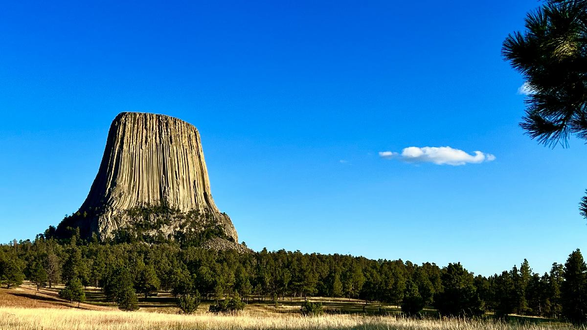 O encanto do oeste americano: trilhas ao redor da base atraem aventureiros e amantes da natureza do mundo inteiro. Foto: Unsplash