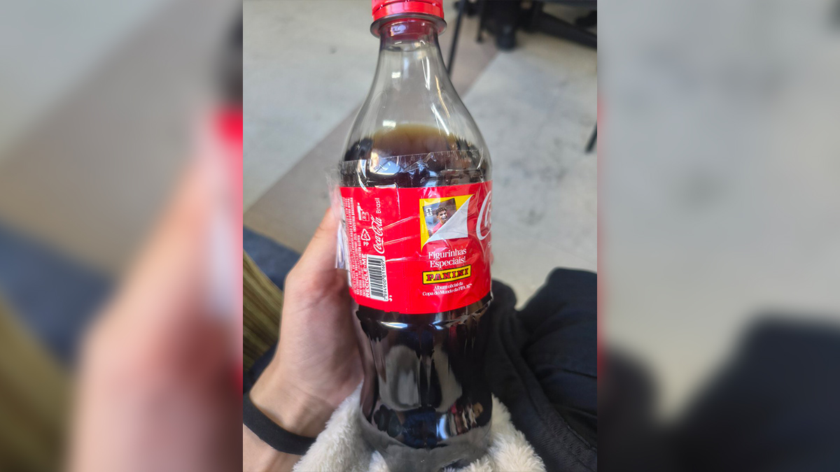Roubo rótulos Coca figurinhas da Copa