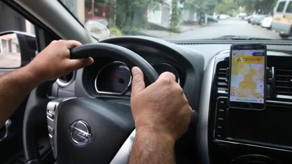 A dependência direta do tempo logado para gerar faturamento empurra os motoristas para as maiores cargas horárias registradas pelo IBGE. Rovena Rosa/Agência Brasil