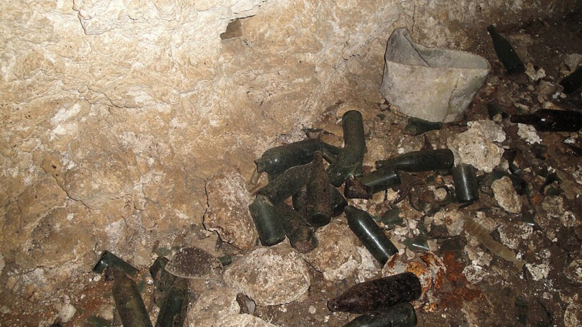 Vestígio de materiais dentro das cavernas, utilizado pelos japoneses (Foto: Wikimedia Commons)