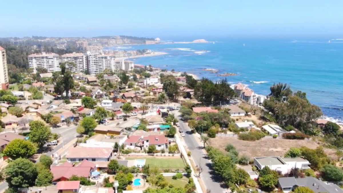 No local, é possível praticar esportes náuticos como caiaque, vela e stand-up paddle, além de desfrutar de áreas de areia artificial e piscinas aquecidas cobertas por vidro. (Fotos: Reprodução/YouTube)