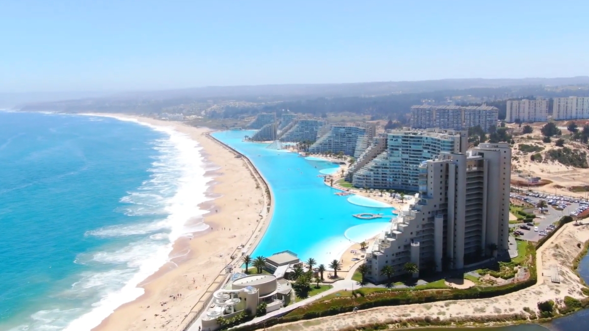 Magnitude da piscina impressiona: com mais de 1 km de extensão e uma área de oito hectares (80 mil metros quadrados), o espelho-d'água equivale a cerca de 10 campos de futebol ou 20 piscinas olímpicas.