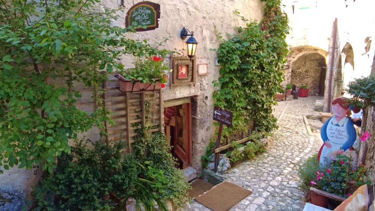 Diferente de outros projetos italianos que vendem casas por 1 euro, Santo Stefano di Sessanio foca no apoio financeiro direto para quem deseja se mudar e empreender.
