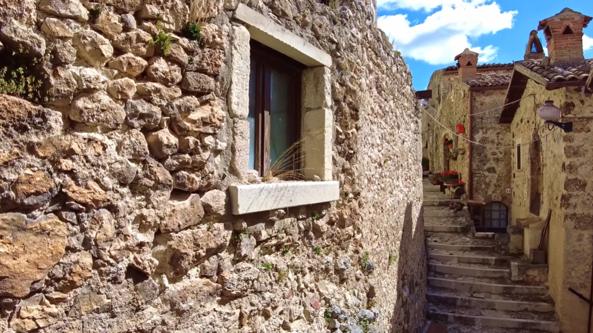 Localizada a 1.250 metros de altitude, no coração do Parque Nacional Gran Sasso e Monti della Laga, a vila medieval de Santo Stefano di Sessanio, na região de Abruzzo impressiona por uma meta ambiciosa.