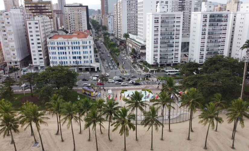 Os edifícios foram construídos majoritariamente entre 1950 e 1970 sobre antigos manguezais aterrados. O solo argiloso e encharcado, combinado com fundações rasas, causou afundamento irregular das estruturas ao longo do tempo. Foto: Divulgação