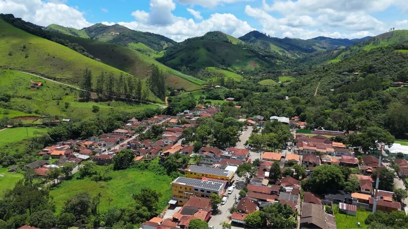 O Pico do Selado, com mais de 2 mil metros de altitude, reforça a dimensão montanhosa e o frio característico da região. Foto: Reprodução/Youtube