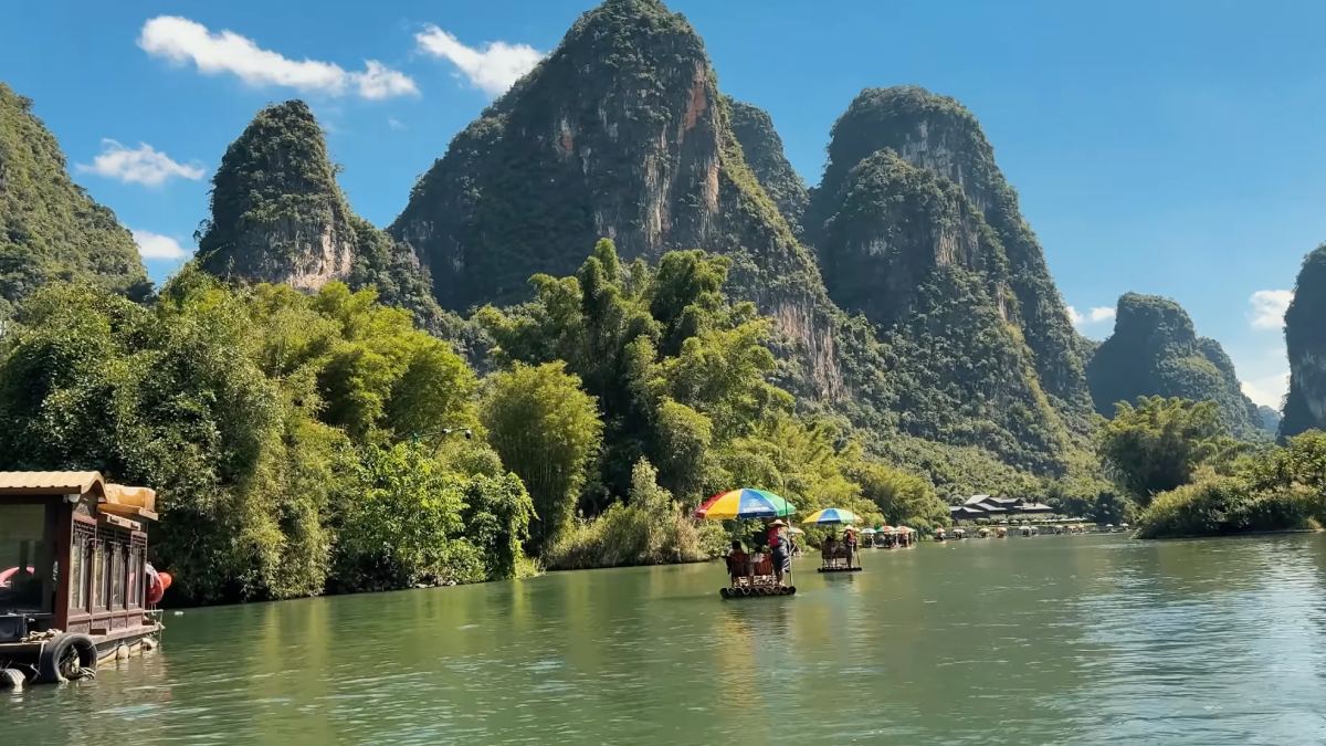 Localizada no sudoeste da China, a região de Guilin encanta turistas com suas formações rochosas verticais e rios cristalinos. Foto: Reprodução/Youtube