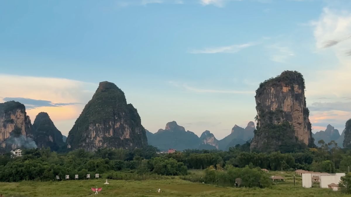 O Rio Li, que se estende por centenas de quilômetros, oferece uma das paisagens mais famosas e fotografadas de toda a Ásia. Foto: Reprodução/Youtube