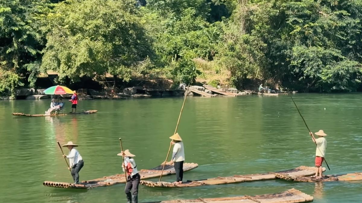 Passeios em jangadas de bambu tradicionais permitem que os visitantes explorem as águas calmas que cercam as montanhas de calcário. Foto: Reprodução/Youtube