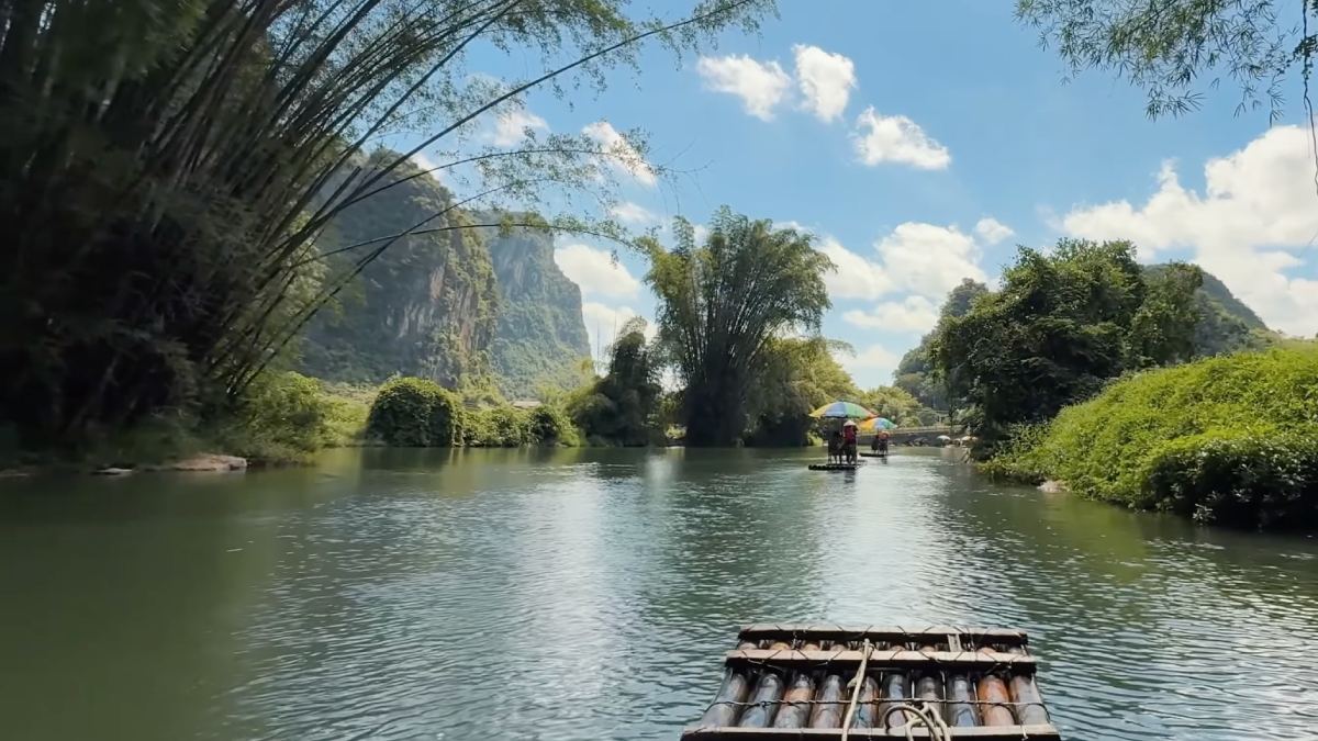 As cidades de Yangshuo e Xingping são pontos estratégicos para quem deseja contemplar o pôr do sol nos mirantes da região. Foto: Reprodução/Youtube
