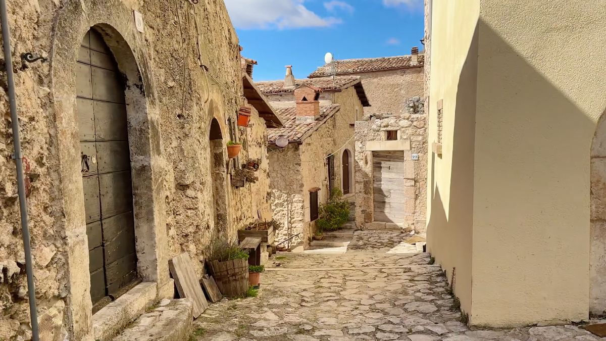 Localizada nos Apeninos italianos, a aldeia medieval de Santo Stefano di Sessanio busca novos moradores para combater o esvaziamento. Foto: Reprodução/Youtube