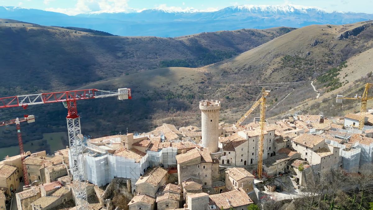 Situada dentro do Parque Nacional Gran Sasso, a aldeia combina patrimônio histórico com natureza preservada. Foto: Reprodução/Youtube