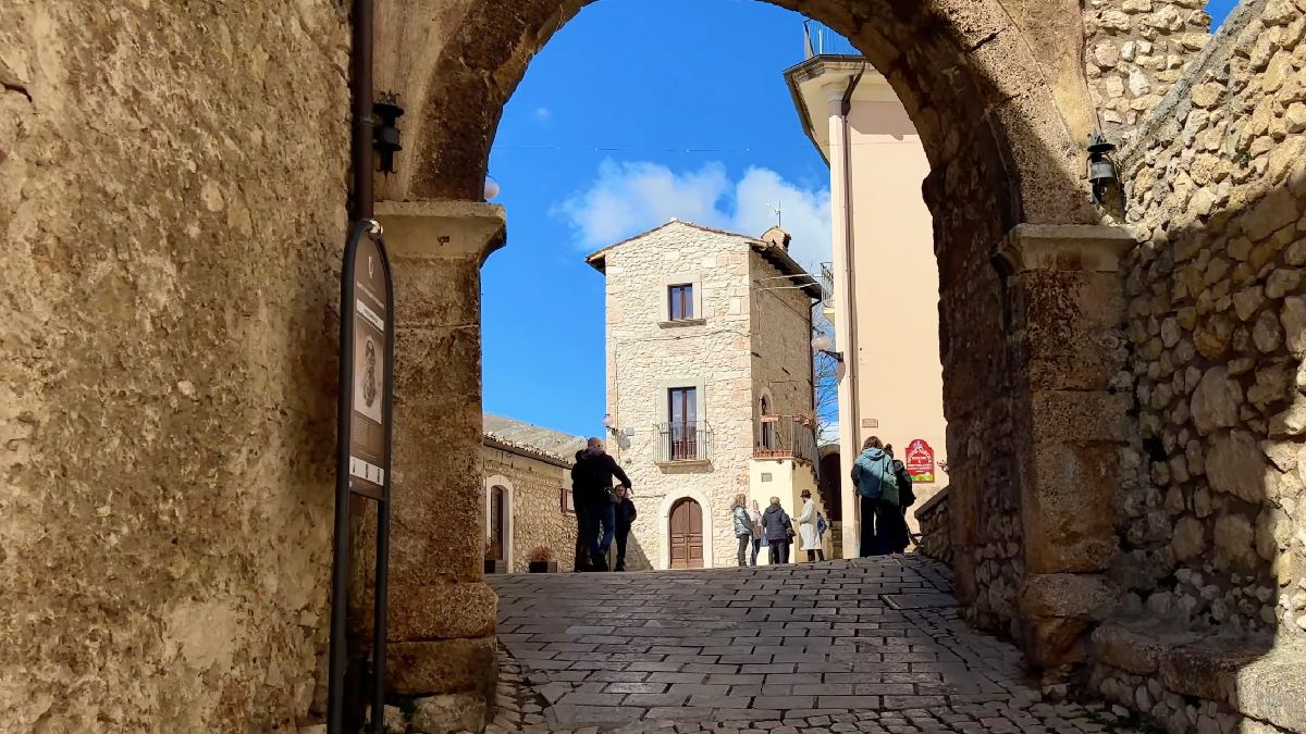 O vilarejo de Abruzzo exige que os novos residentes apresentem projetos de negócios viáveis para fomentar a economia local. Foto: Reprodução/Youtube