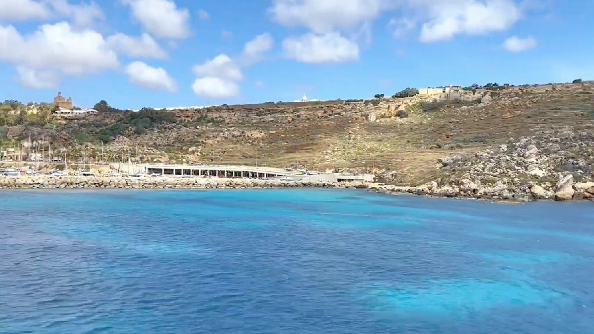 Águas cristalinas e tons de azul intenso destacam cenários paradisíacos no Mediterrâneo. Foto: Reprodução/YT
