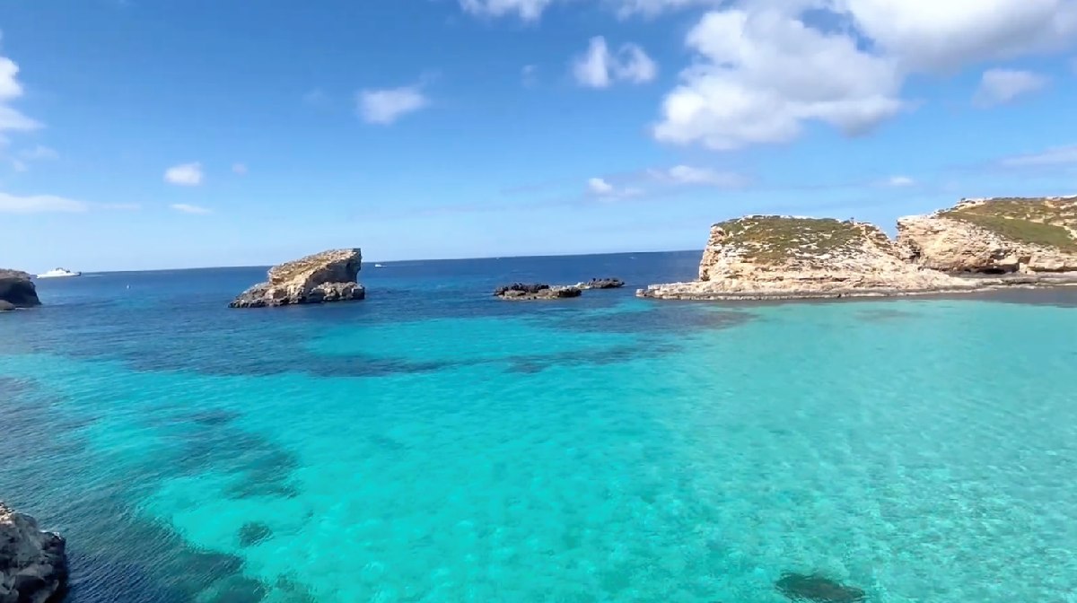 Praias isoladas oferecem refúgio para quem busca sossego longe do turismo de massa. Foto: Reprodução/YT