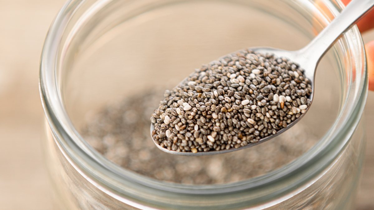 Uma revisão publicada na revista científica Annals of Botany apontou que a chia possui cerca de 31% de gorduras, 25% de proteínas e 35% de carboidratos, além de minerais como cálcio, fósforo e magnésio