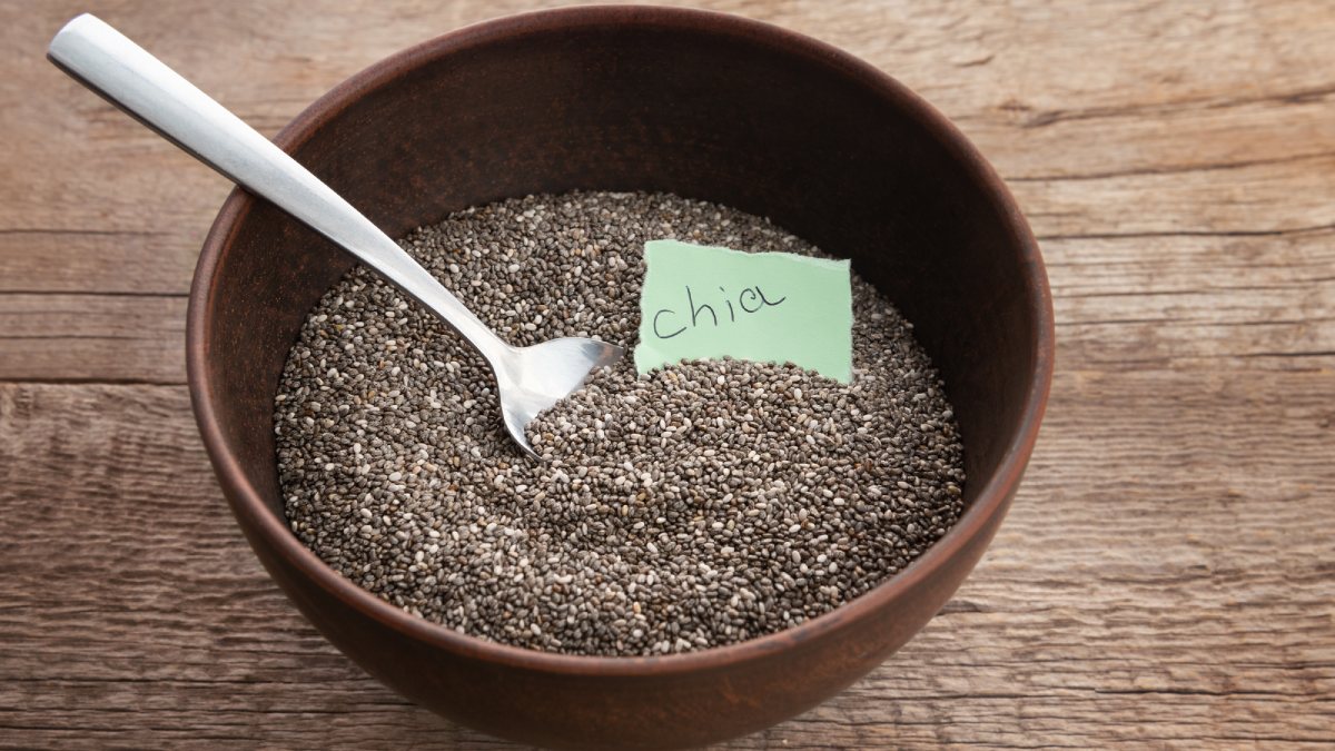 Um dos principais destaques da chia é a presença de ômega-3 vegetal, conhecido como ácido alfa-linolênico