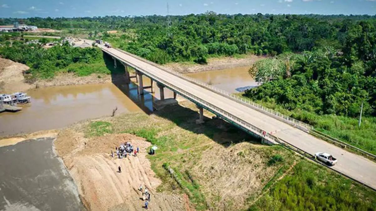 Isolamento de comunidades: a queda de uma única ponte de madeira pode cortar o acesso de populações inteiras a serviços básicos como saúde e educação. Sérgio Vale/Asscom