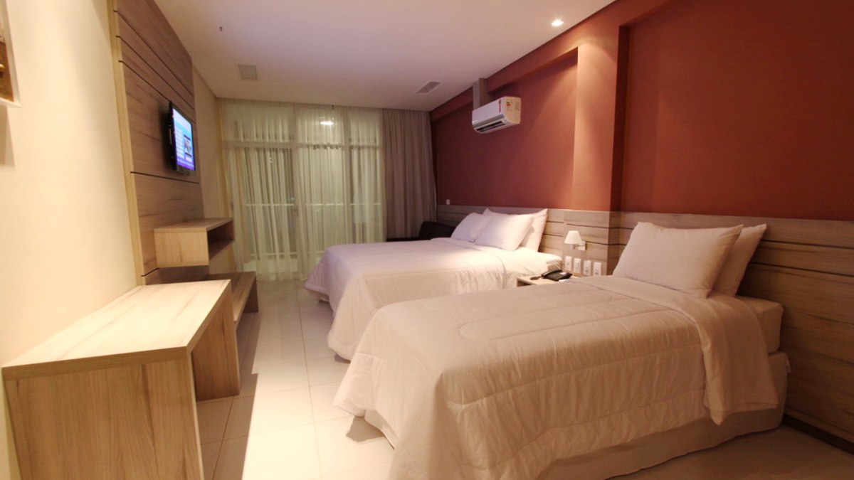 O hotel possui 60 acomodações equipadas com ar-condicionado, TV, frigobar e cofre, segundo o site oficial