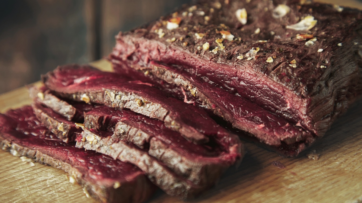 O shoulder (retirado da paleta/dianteiro) tem ganhado os churrascos por sua maciez, que muitos consideram superior à da picanha - (Bublikhaus/Freepik)