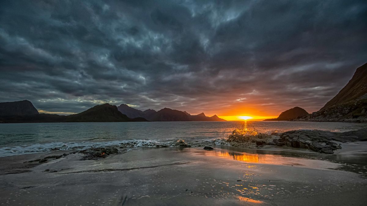 O sol da meia-noite também aparece em outras regiões próximas ao Ártico, como o norte da Noruega, onde virou atração turística (Foto: Pexels)