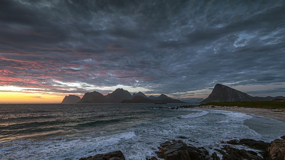 m paisagens de fiordes e montanhas, a luz contínua do verão cria sombras longas e um brilho que parece fim de tarde, mesmo durante a madrugada (Foto: Pexels)