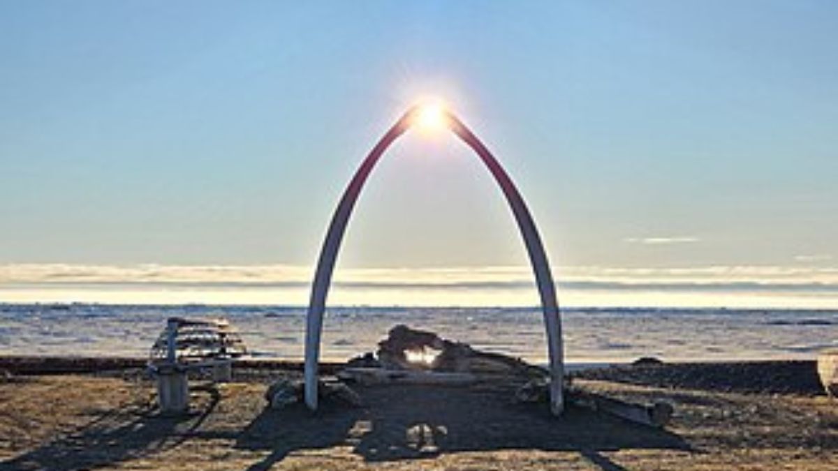 Mesmo com o Sol visível por horas intermináveis, regiões árticas seguem frias porque os raios solares chegam em ângulo baixo (Foto: Wikimedia Commons/Forest Service Alaska Region)