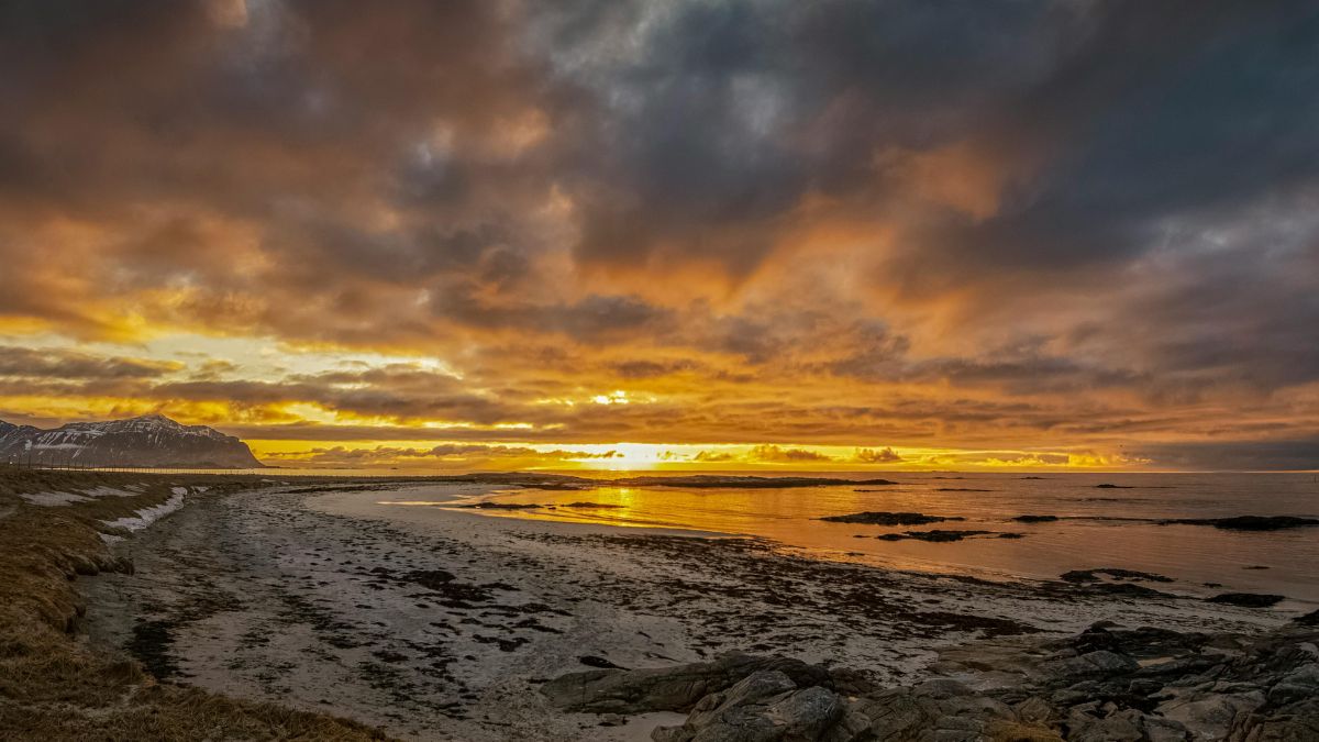 Em vez de uma noite escura, o céu pode manter tons dourados por horas, confundindo a percepção de tempo de quem não está acostumado (Foto: Pexels)