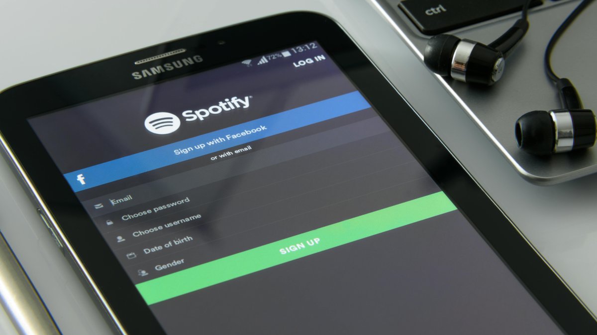 Para acessar a ferramenta, abra o app do Spotify no celular; se o banner não aparecer na tela de início, pesquise por 'Festa do Ano' ou 'Suas músicas mais ouvidas de sempre' na barra de busca para acessar sua retrospectiva histórica