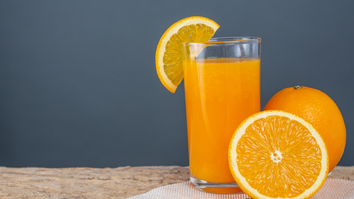 Refrigerantes, sucos cítricos e bebidas energéticas são ácidas e podem desgastar o esmalte dos dentes, causando sensibilidade - (jcomp/Freepik)