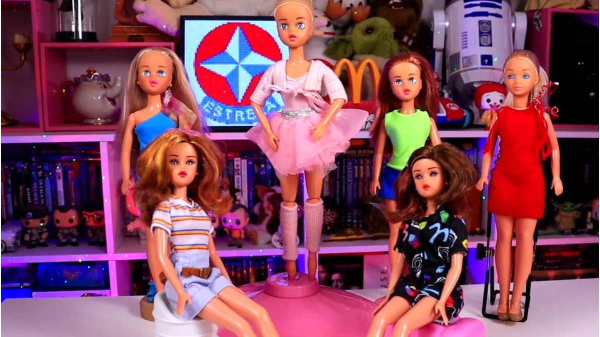 A Susi, considerada a versão brasileira da Barbie, e a Chuquinha famosa por seu característico chumaço de cabelo foram itens indispensáveis nos quartos infantis e recordistas de vendas.