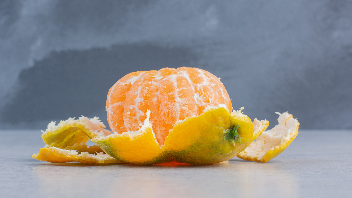 As cascas de frutas cítricas são ricas em óleos essenciais que, ao serem aquecidos, liberam fragrâncias refrescantes que remetem à limpeza e ao bem-estar - (Azerbaijan_Stockers/Freepik)