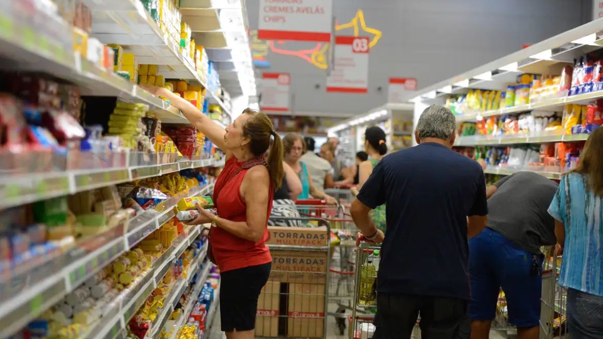 Preservar o poder de compra nas gôndolas dos mercados é o que a Justiça busca ao proibir cortes arbitrários do benefício. Tânia Rêgo/Agência Brasil
