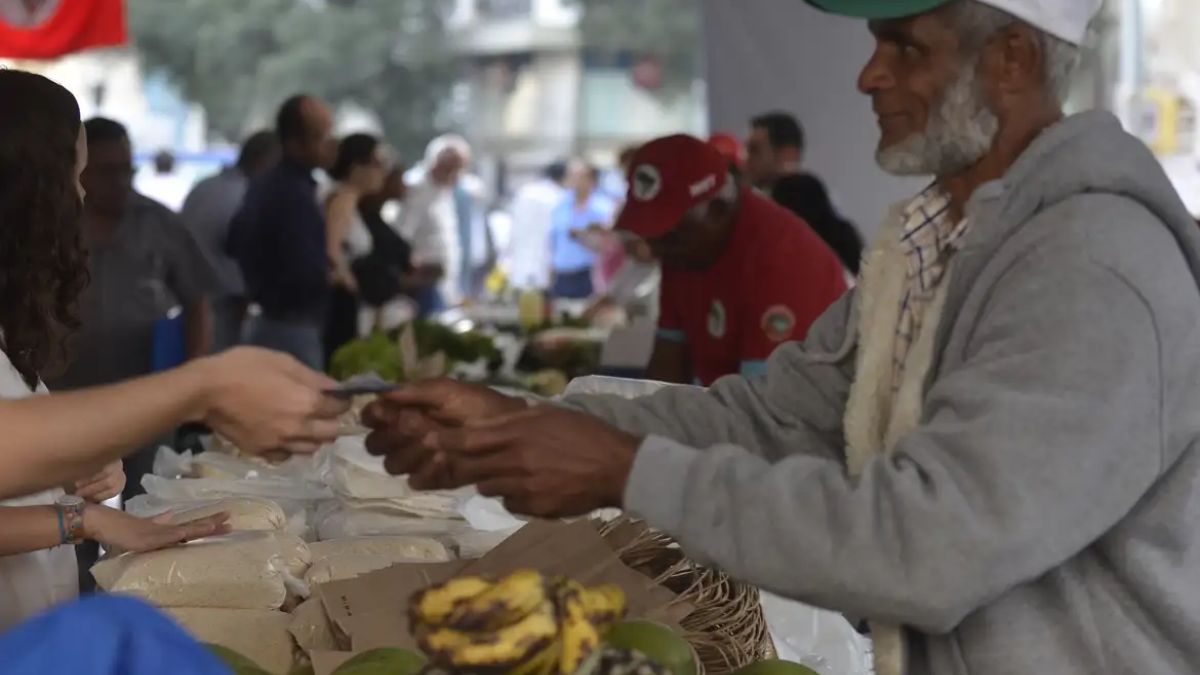 A troca de experiências e o comércio justo ganham força com a regularização financeira de assentados e comunidades tradicionais. Tânia Rego/Agência Brasil