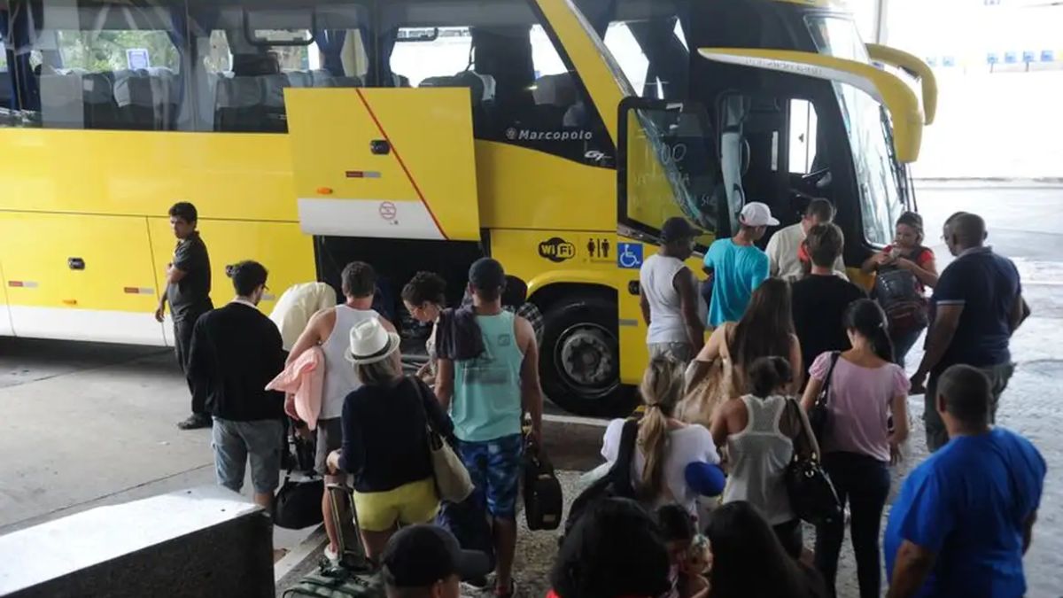 A apresentação de um documento íntegro é fundamental para assegurar o direito de ir e vir sem interrupções nos terminais. Tânia Rêgo/Agência Brasil