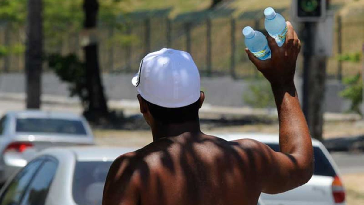 O setor de serviços e o comércio de rua concentram grande parte dos trabalhadores que não possuem rede de proteção ou limite de horas. Tânia Rego/Agência Brasil
