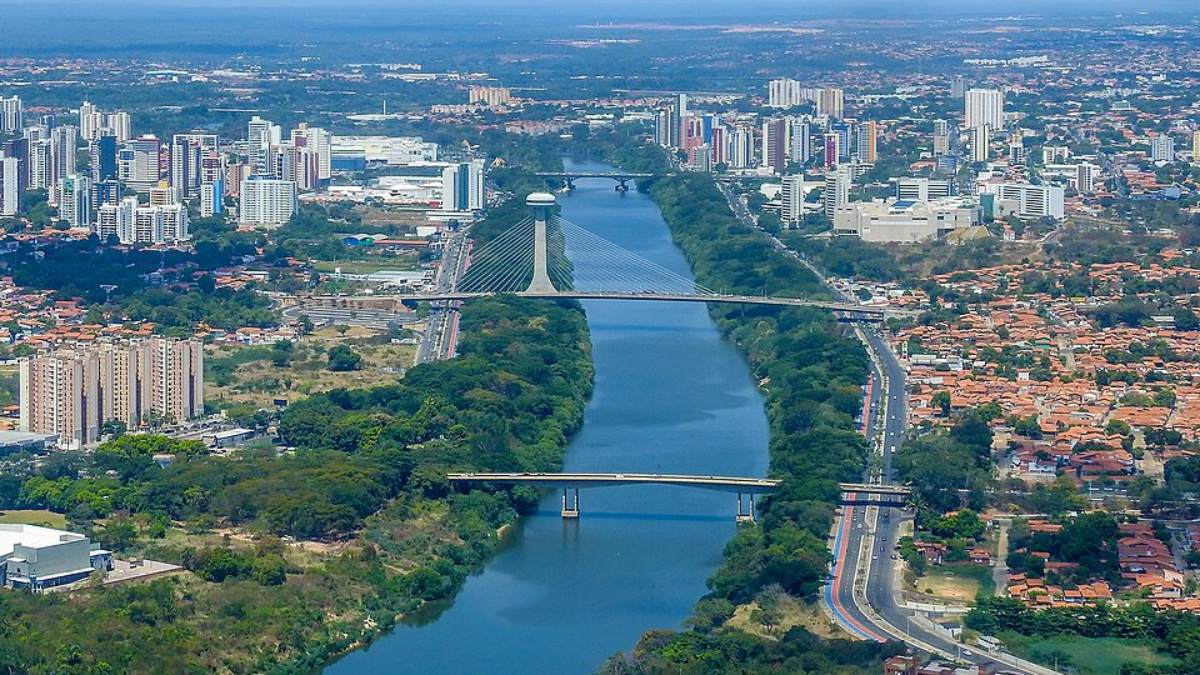 Com população estimada em 866,3 mil habitantes, a cidade também apareceu no IPS Brasil 2025 como a segunda melhor capital do Nordeste em qualidade de vida, atrás apenas de João Pessoa (Foto: Alexandro Dias/Wikimedia Commons)