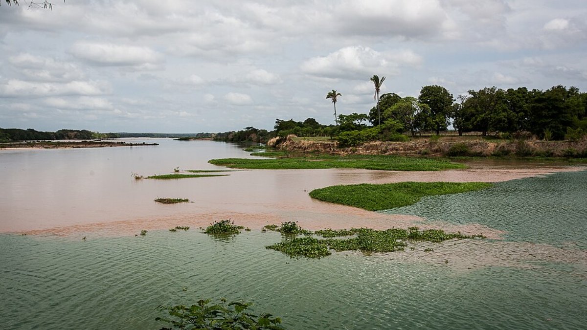 Mesmo sem litoral, a cidade mantém um crescimento constante e forte atividade comercial e de serviços (Foto: Mauricio Pokemon/MTur Destinos/Wikimedia Commons)