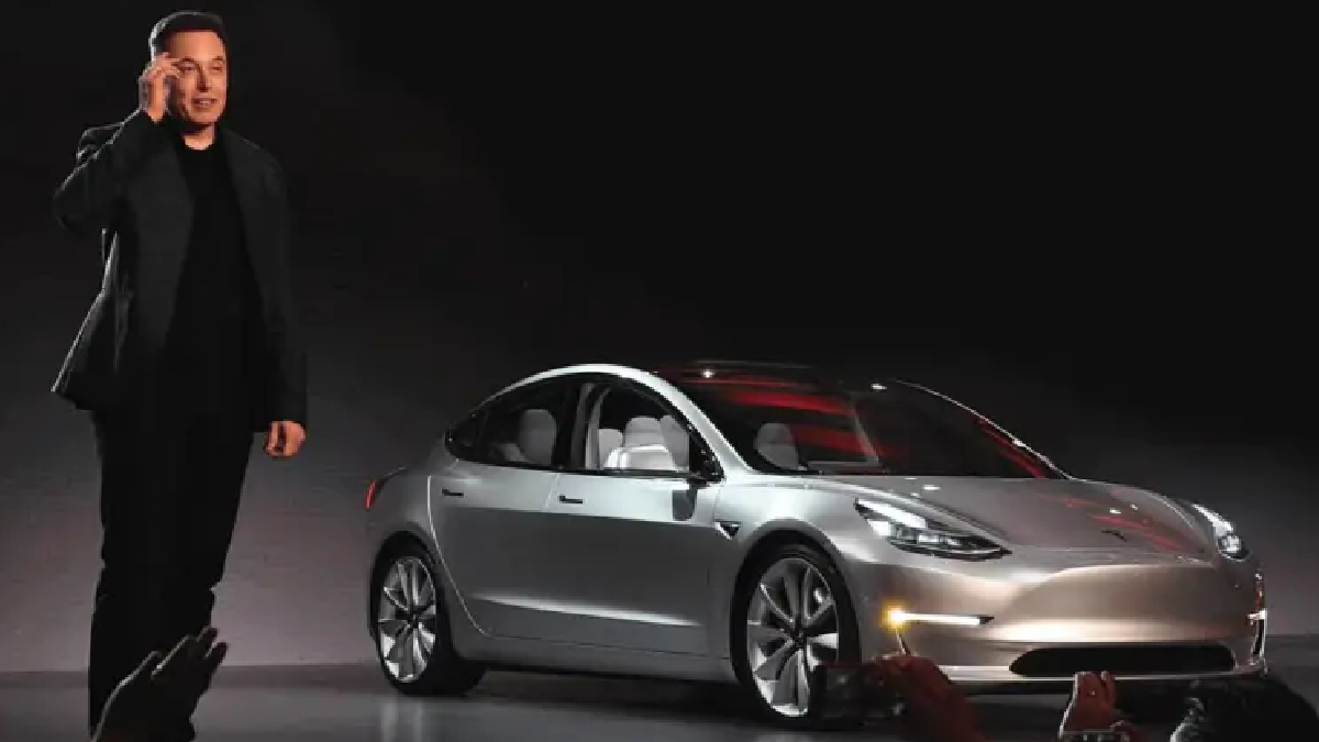 Em 2004, a Tesla revolucionou o mercado com o Roadster, o primeiro a usar baterias de lítio - (Divulgação)