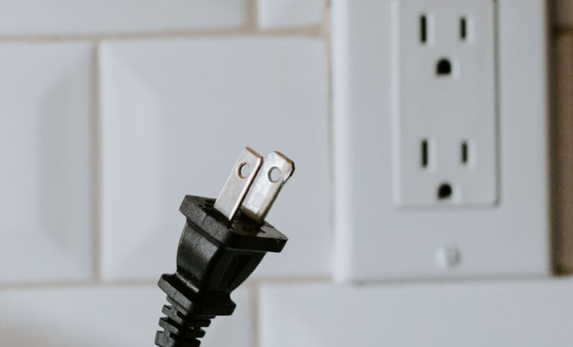 Há o perigo oculto do modo stand-by. Aparelhos modernos com painéis digitais continuam 'sugando' energia 24 horas por dia, apenas por estarem conectados à tomada - (Kelly Sikkema/Unsplash)