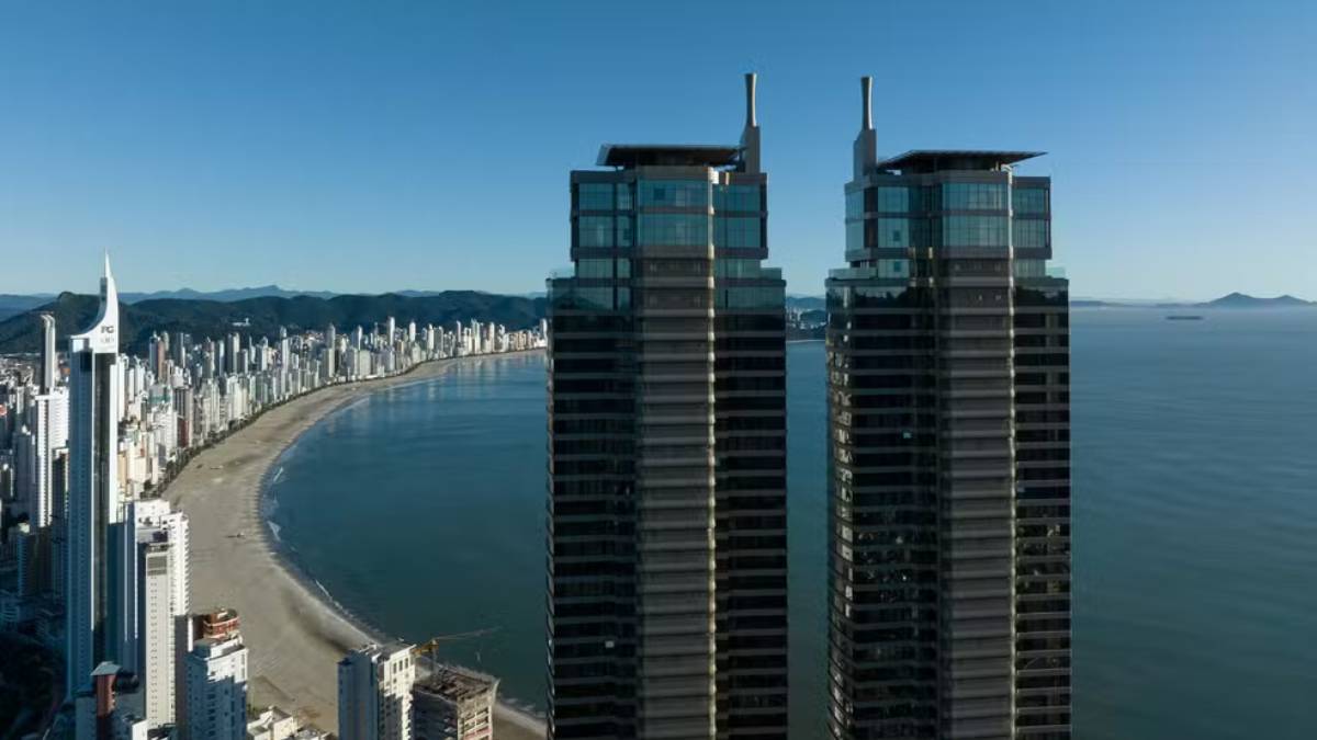 Em Santa Catarina, o jogador é dono de uma das coberturas do Yachthouse Residence Club, em Balneário Camboriú, conhecido como o prédio mais alto do Brasil. (Foto: Pasqualotto>/ Divulgação)