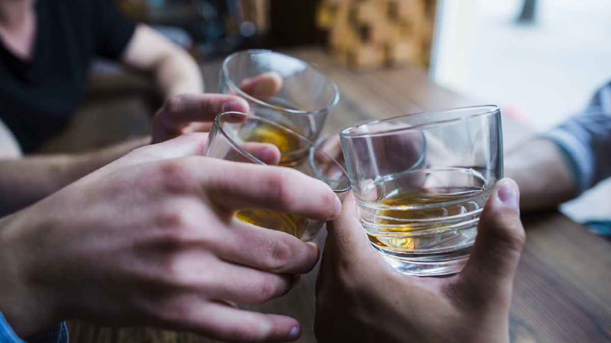 Opções como vodka, uísque, tequila e cachaça tendem a provocar uma irritação mais intensa na mucosa e um impacto severo nas bactérias benéficas do intestino - (Freepik)