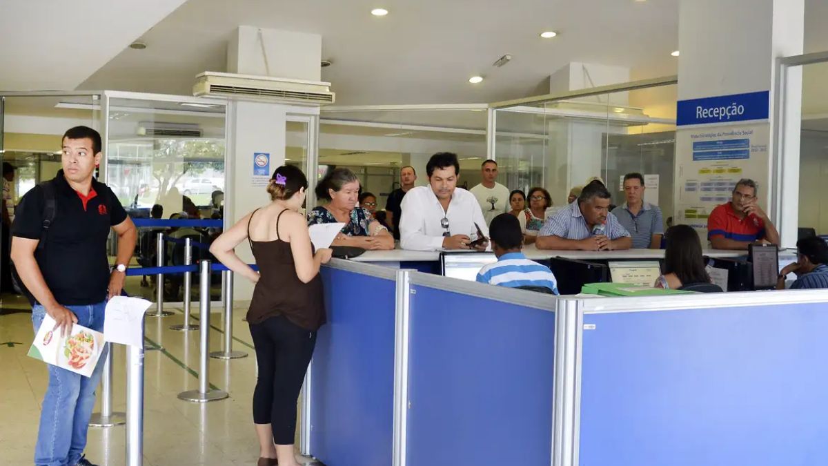 Central 135 e postos físicos são caminhos para quem busca orientações detalhadas sobre a transição por pontos ou idade. Valter Campanato/Agência Brasil